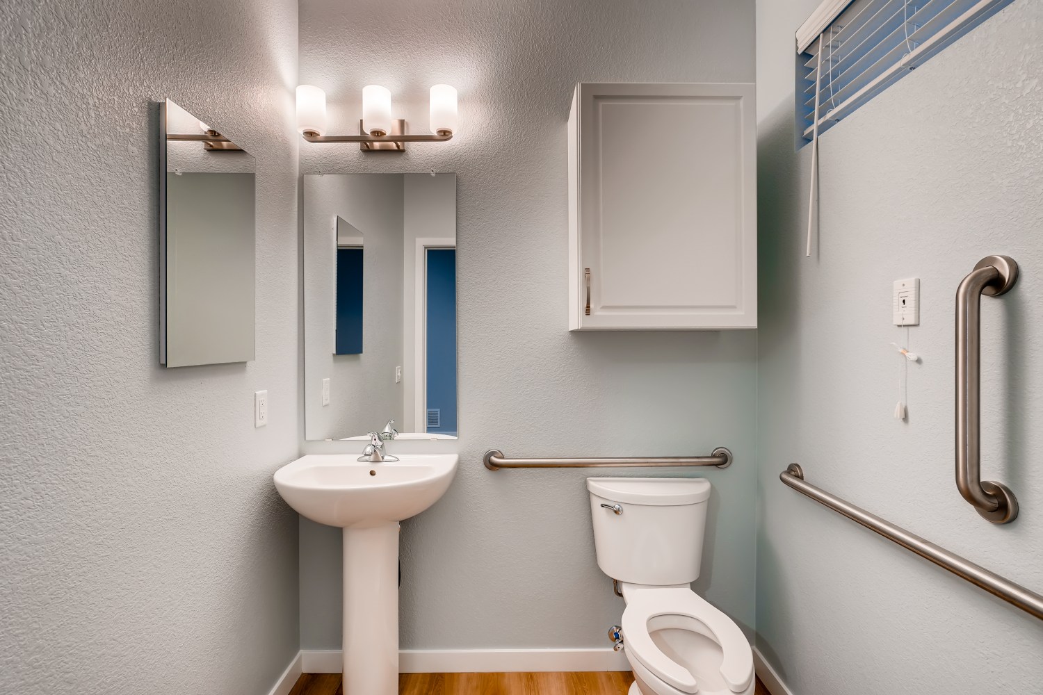 990 Saulsbury Street Lakewood CO Web Quality 012 15 Bathroom