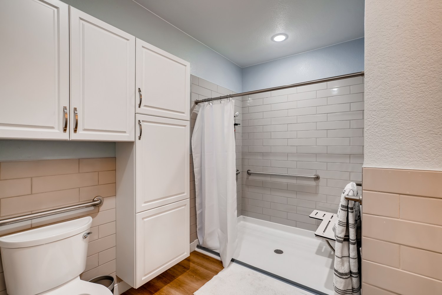 990 Saulsbury Street Lakewood CO Web Quality 020 29 Bathroom