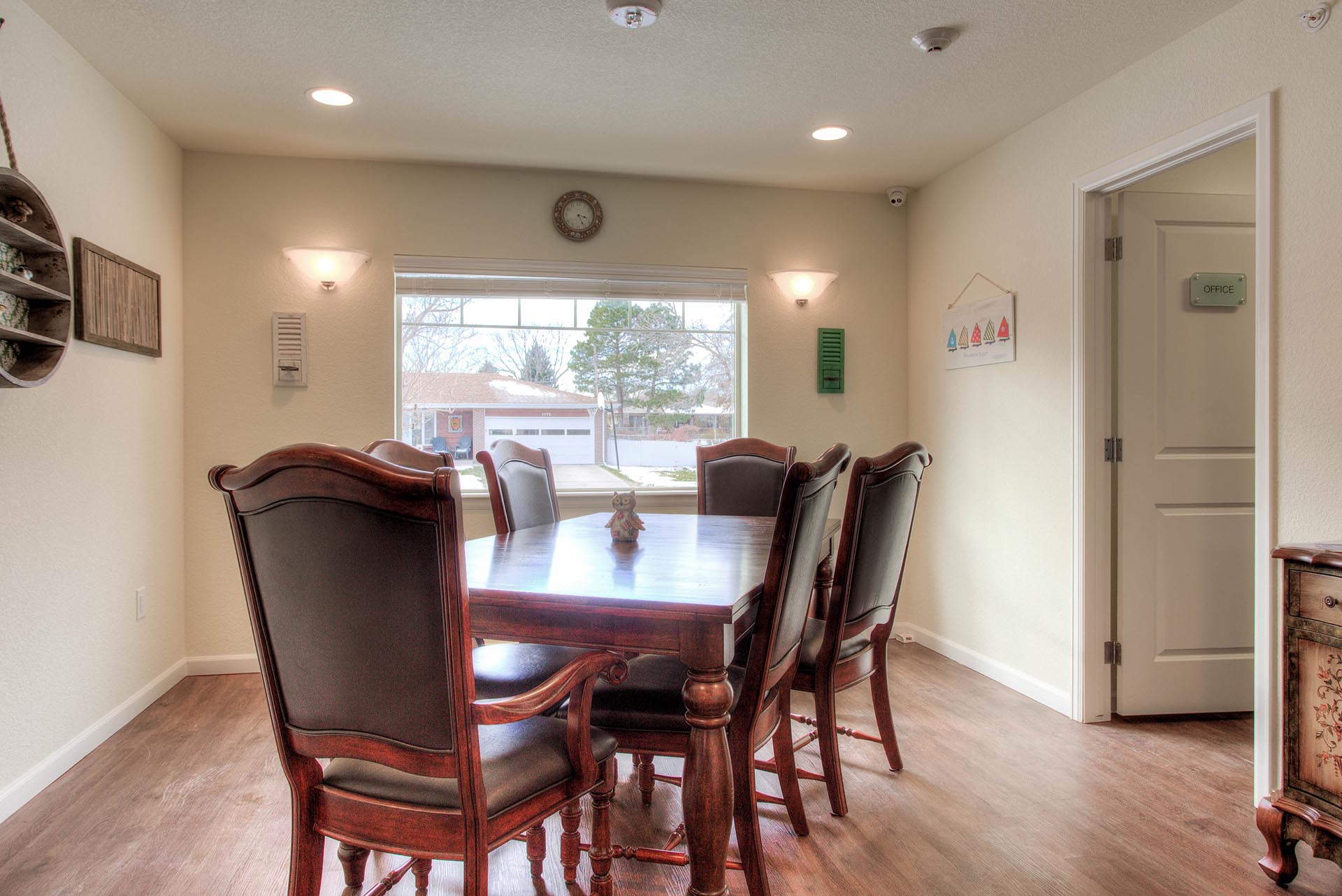 Memory care dining room in Lakewood, CO