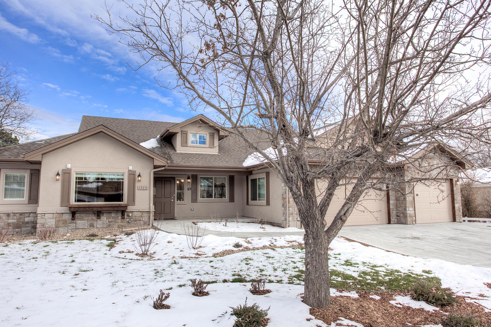 Memory care community exterior in Lakewood, CO
