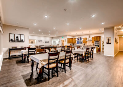 Memory care dining room in Highlands Ranch, CO