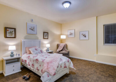 Assisted living and memory care bedroom in Wheat Ridge, CO