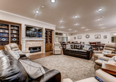 Assisted living and memory care living room in Lakewood, CO