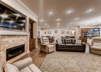Assisted living and memory care living room in Lakewood, CO