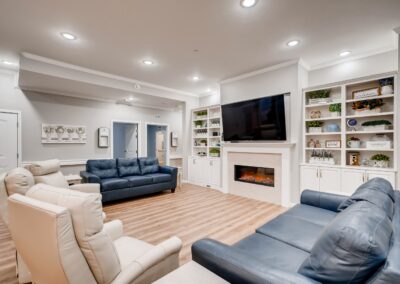 Memory care living room in Lakewood, CO