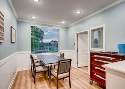 Memory care dining room in Lakewood, CO