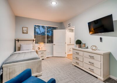 Memory care bedroom in Lakewood, CO