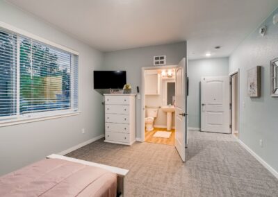 Memory care bedroom in Lakewood, CO