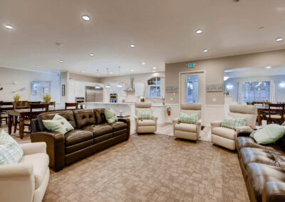 Assisted living and memory care living room in Thornton, CO