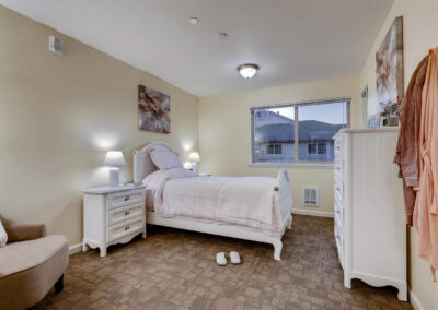 Assisted living and memory care bedroom in Thornton, CO