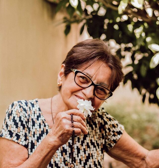How Aromatherapy Benefits Seniors With Dementia