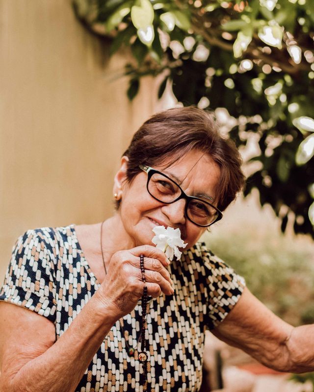 How Aromatherapy Benefits Seniors With Dementia